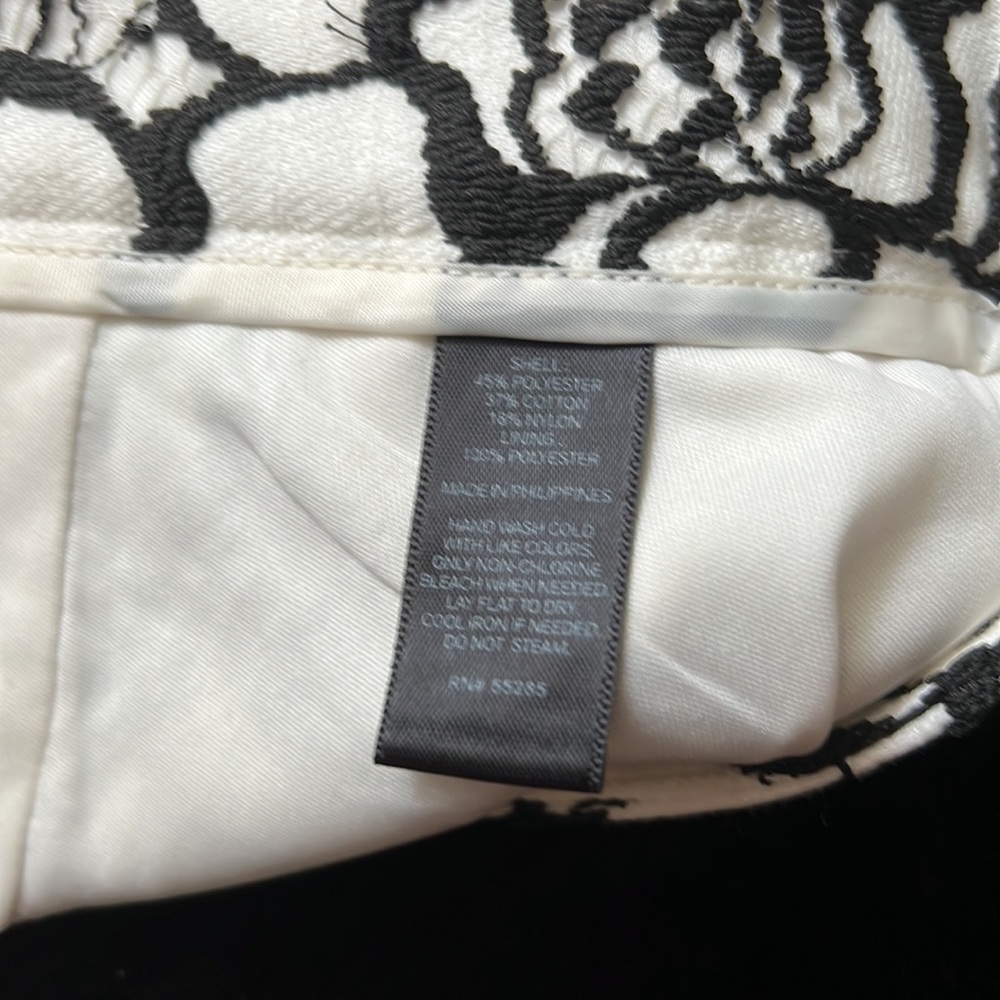 Express Shorts - Picture 5 of 6